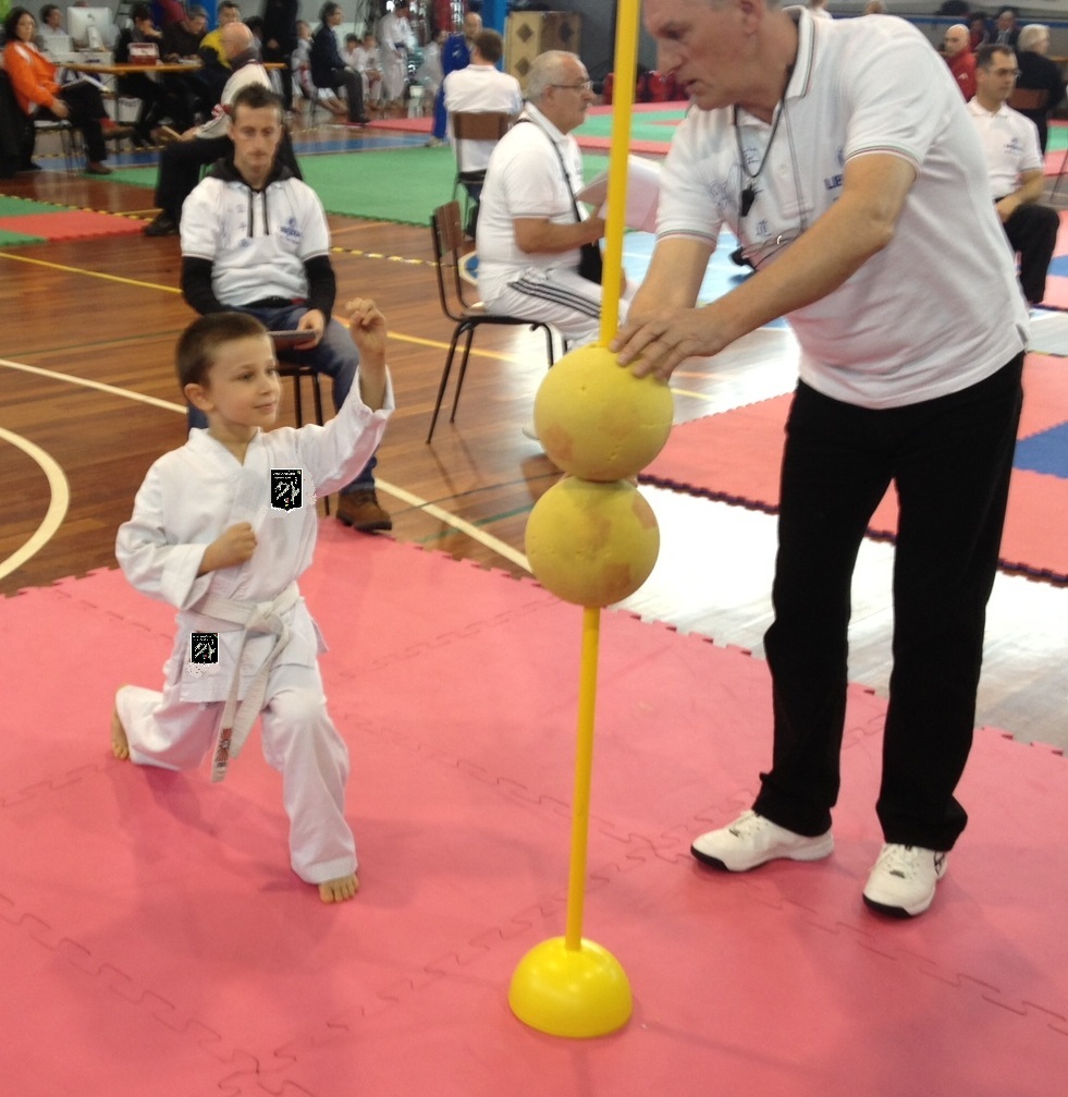 foto bimbo palloncino karate
